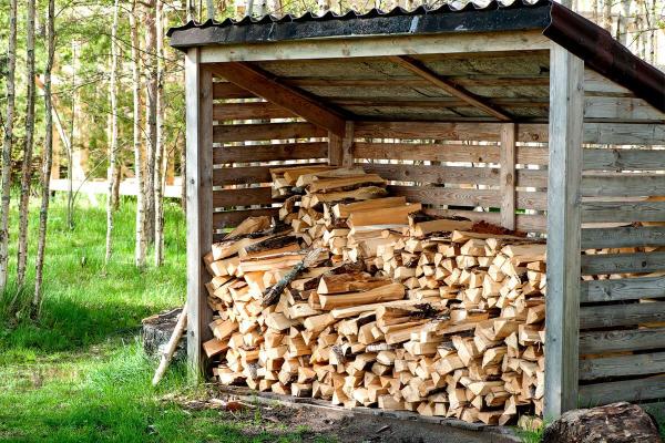 Guide complet pour bien stocker votre bois de chauffage